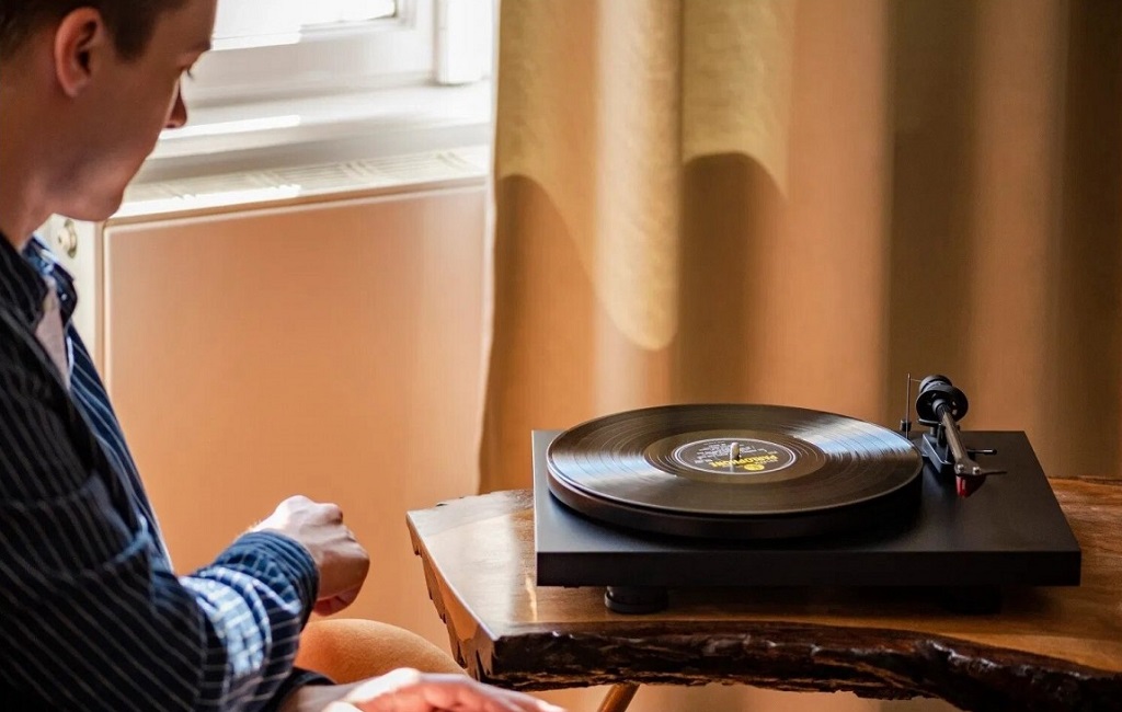 Програвач вінілу Pro-Ject Debut Carbon EVO 2M-Red Satin Green