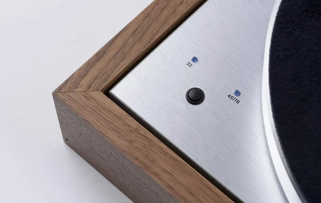 Проигрыватель винила Pro-Ject The Classic Evo 2M Silver Eucalyptus