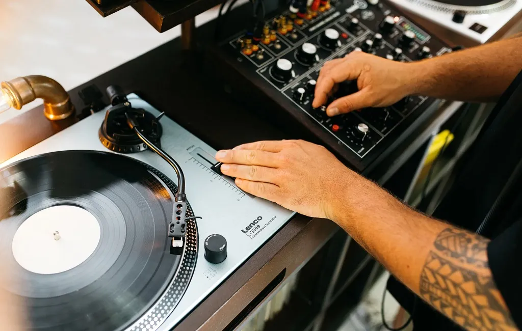 Проигрыватель винила Lenco L-3809 Me