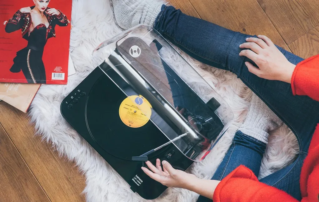 Проигрыватель винила Lenco LBT-120BK