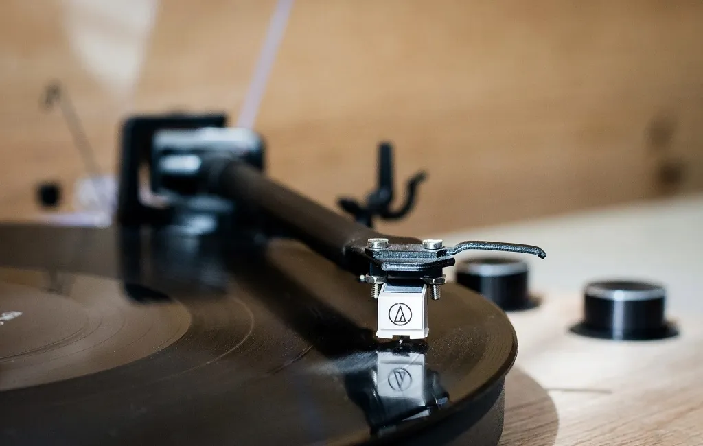 Проигрыватель винила Lenco LBT-188PI