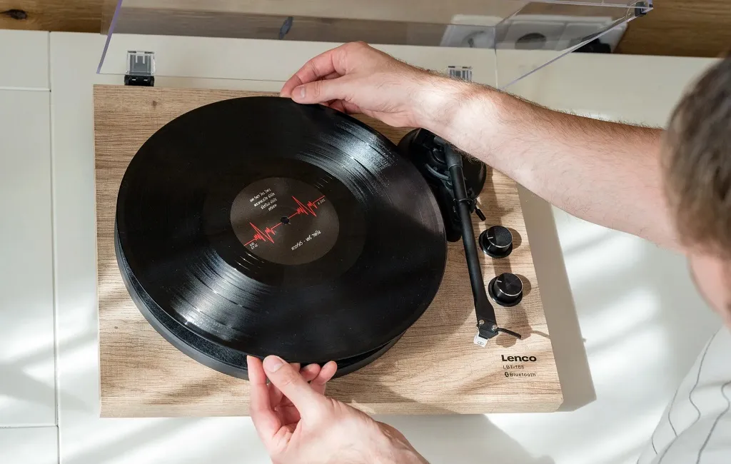 Проигрыватель винила Lenco LBT-188PI