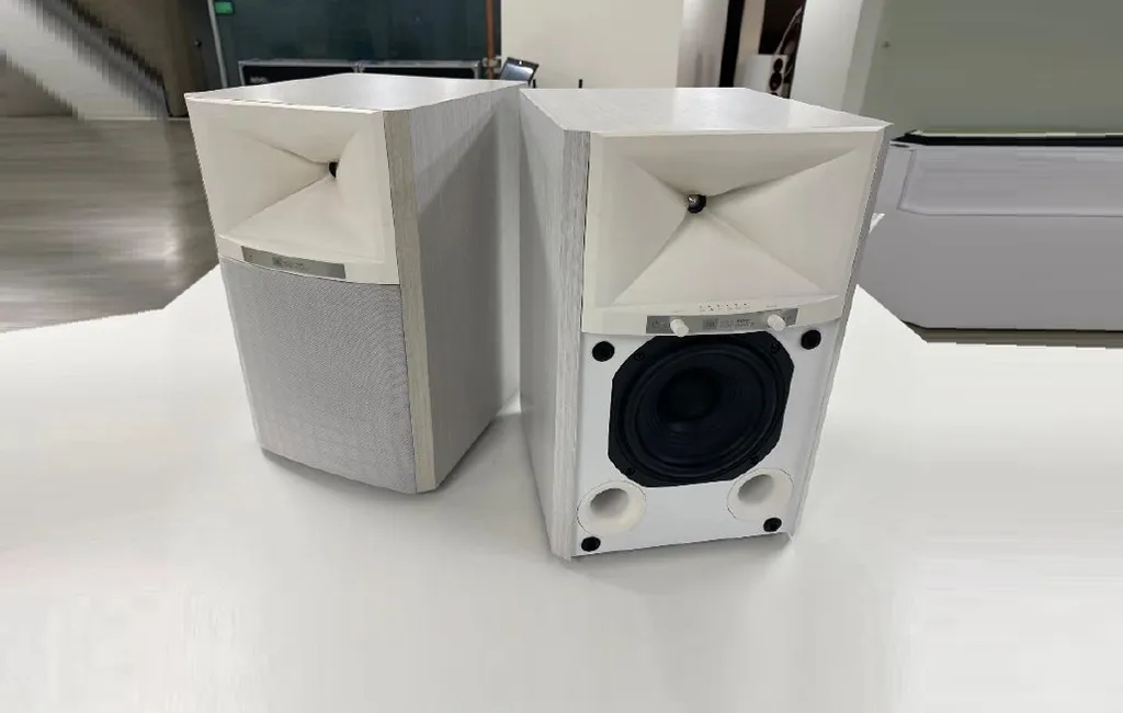 Активна полична акустика JBL 4305P Wireless Studio Monitor White (JBL4305PWHMEU)