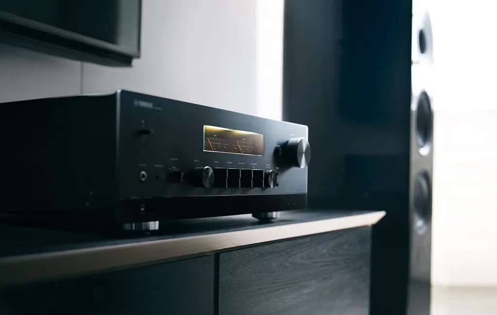 Стерео ресивер Yamaha R-N2000A Black