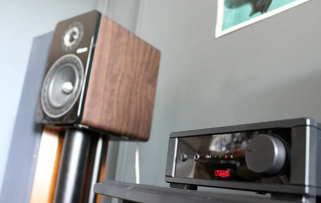 Стерео усилители Rega iO Black