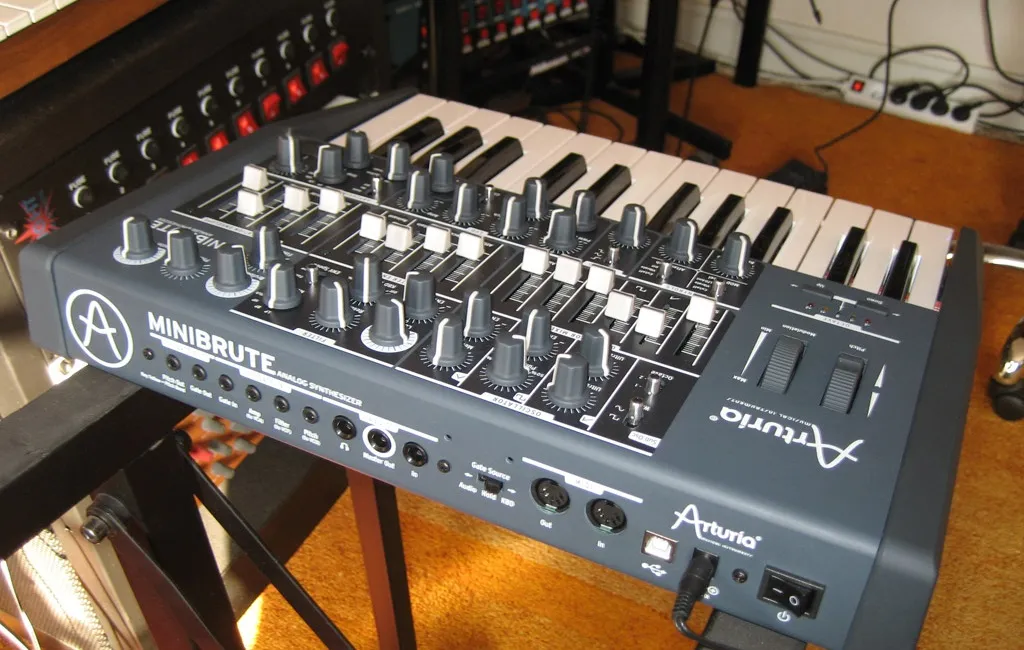 Синтезаторы Arturia MiniBrute